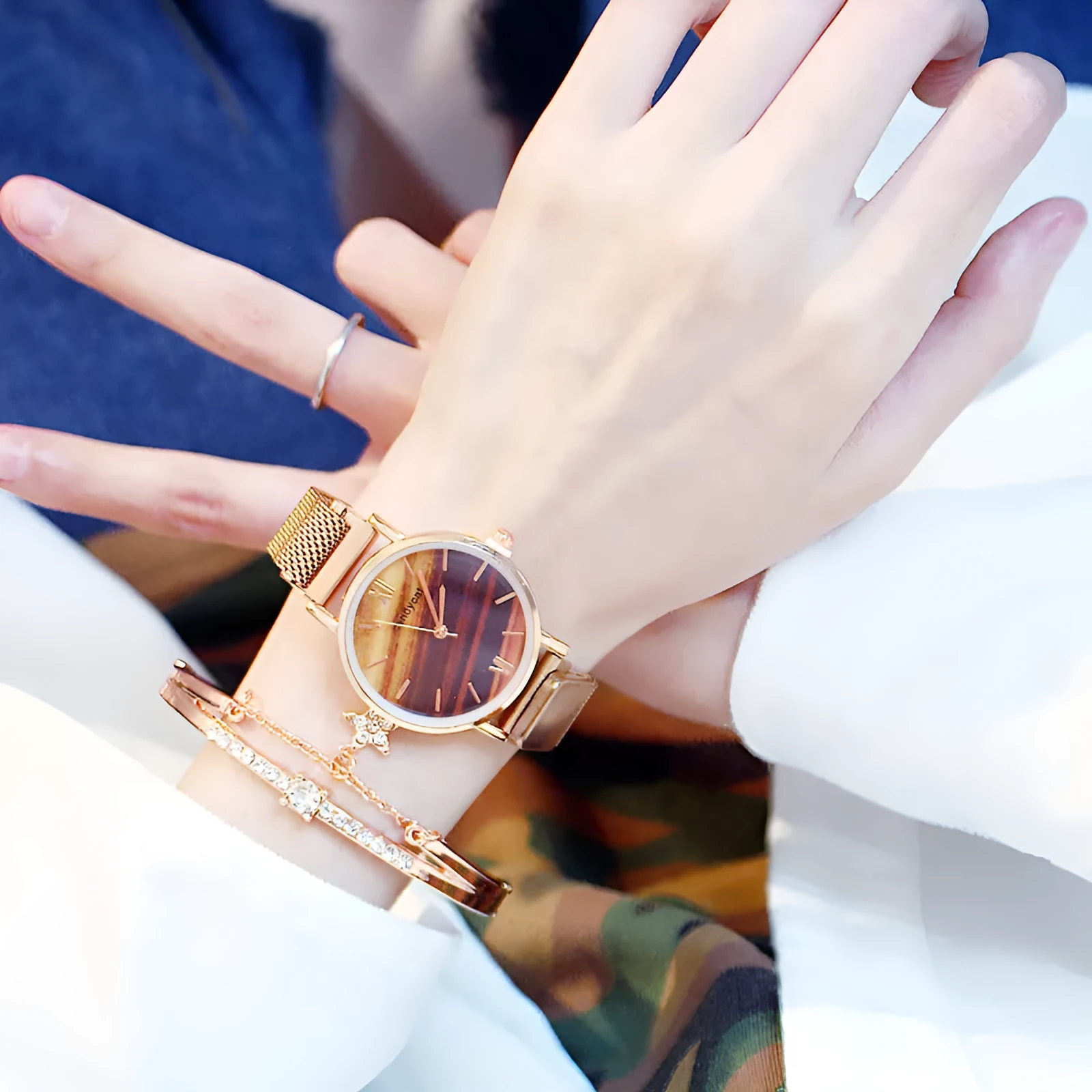Women's retro marble watch with 32mm round dial, alloy strap, and magnetic buckle on white background