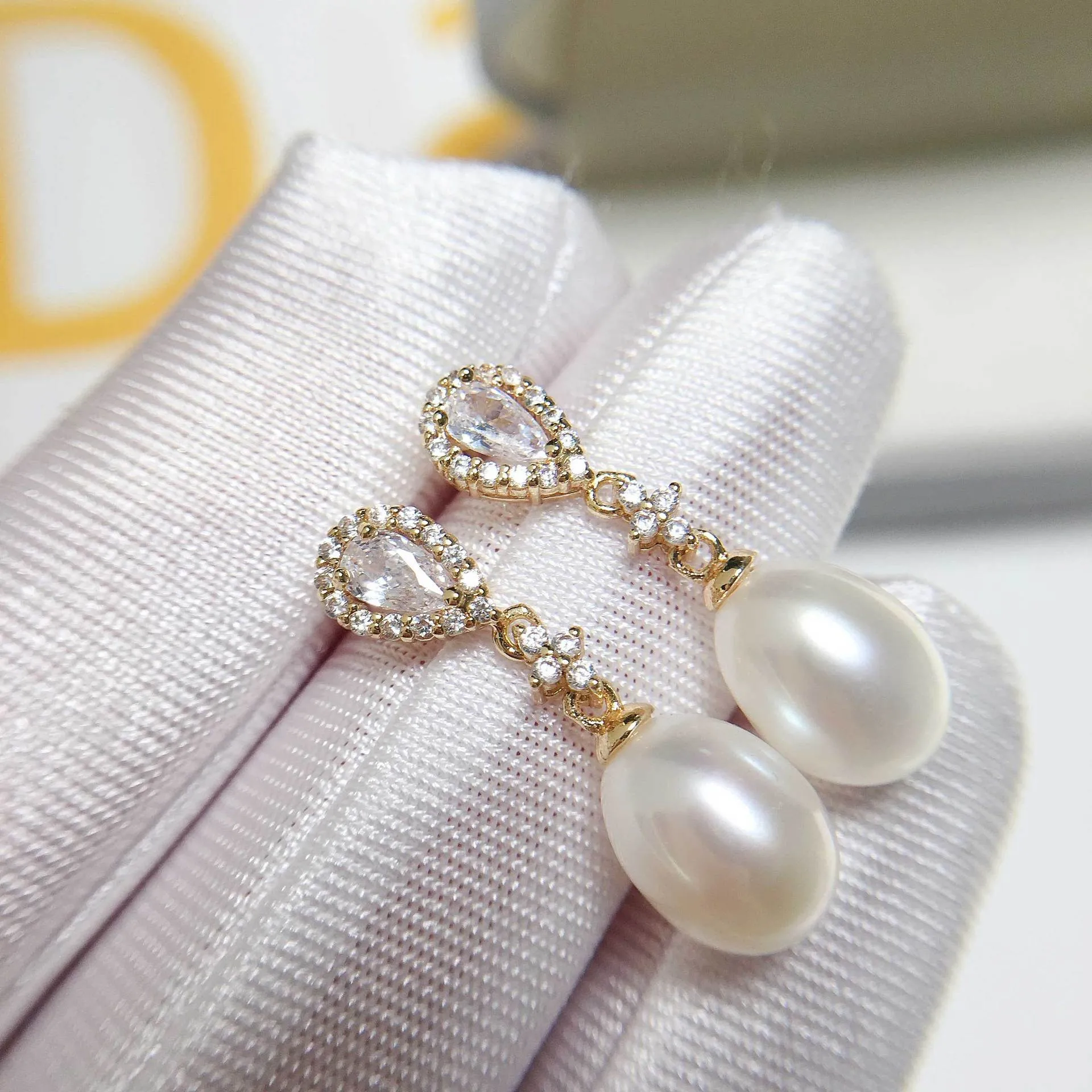 Gold alloy ear studs with micro-inlaid zircon and artificial gemstone in flat circle shape