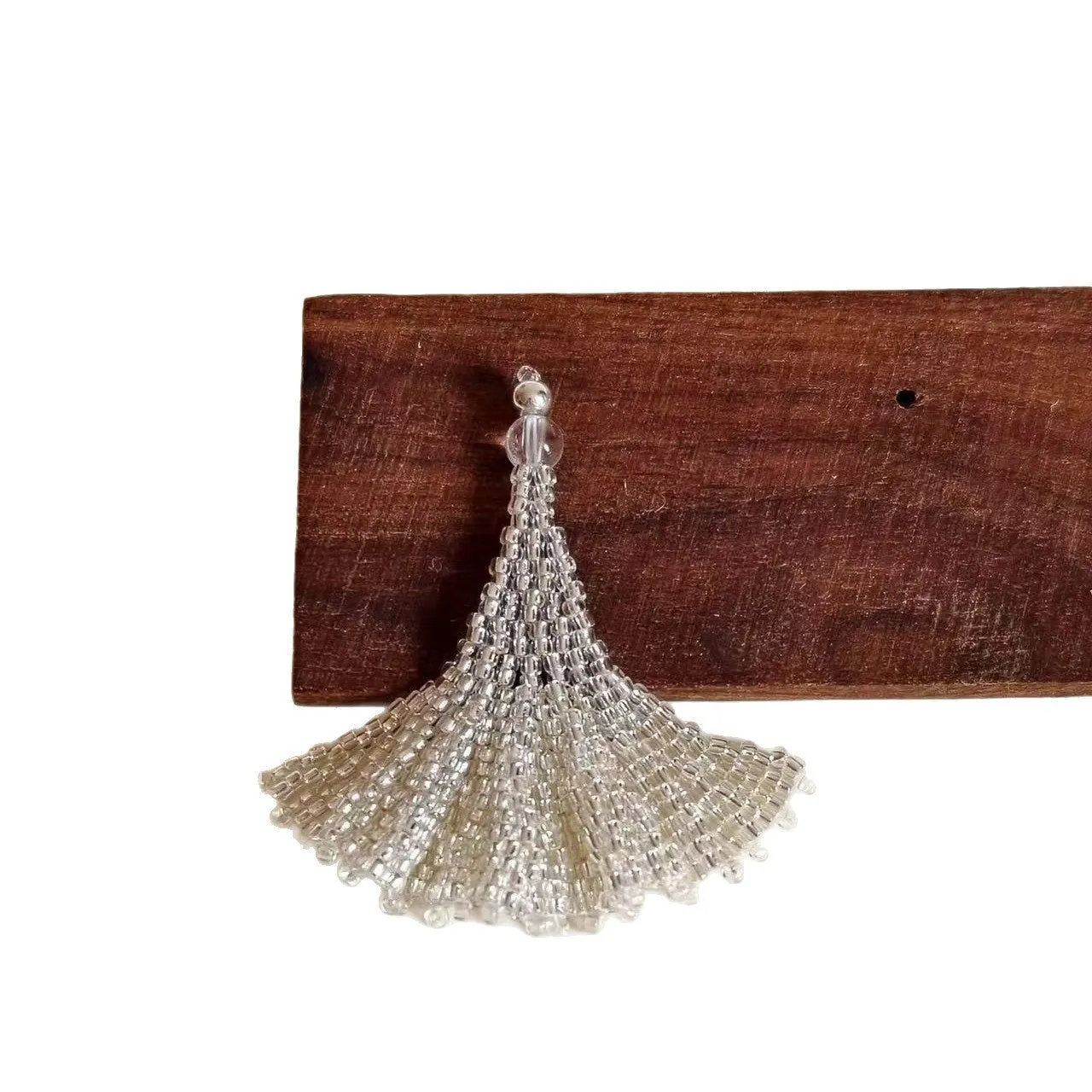 Handmade clear bead woven leaf shaped earrings for women with tulip element in Korean style