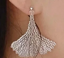 Handmade clear bead woven leaf shaped earrings for women with tulip element in Korean style