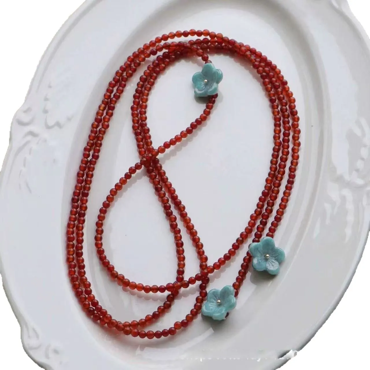 Red agate and acrylic geometric beaded necklace on a woman, adjustable chain 31-40cm