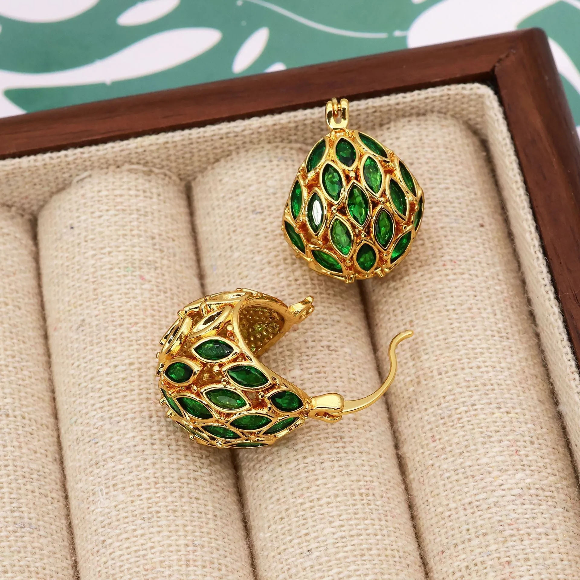 Gold copper earrings with green zircon cabochon in circular fruit shape, vintage style