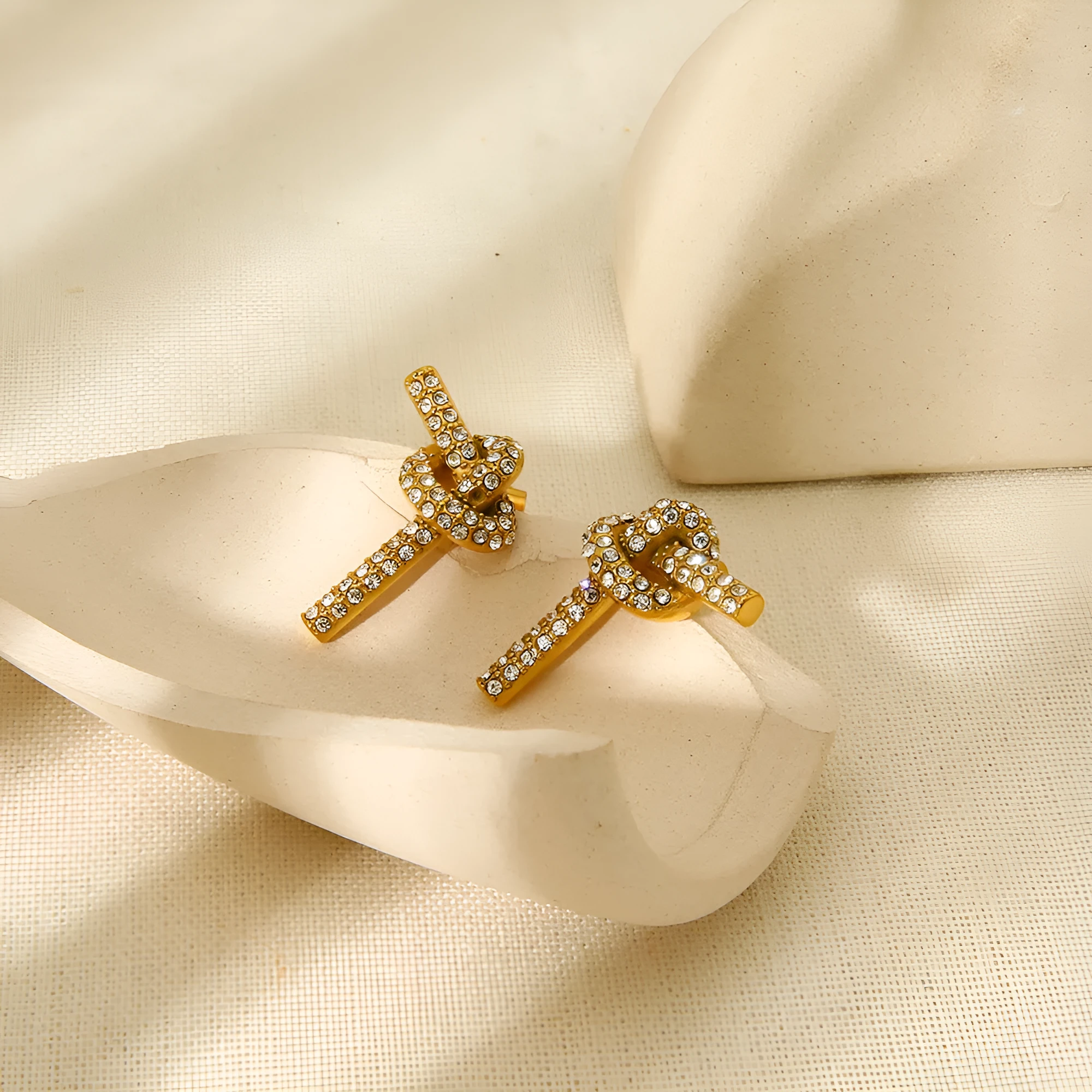 Refined stainless steel rhinestone ear studs in geometric heart shape, colour DFE453, for women
