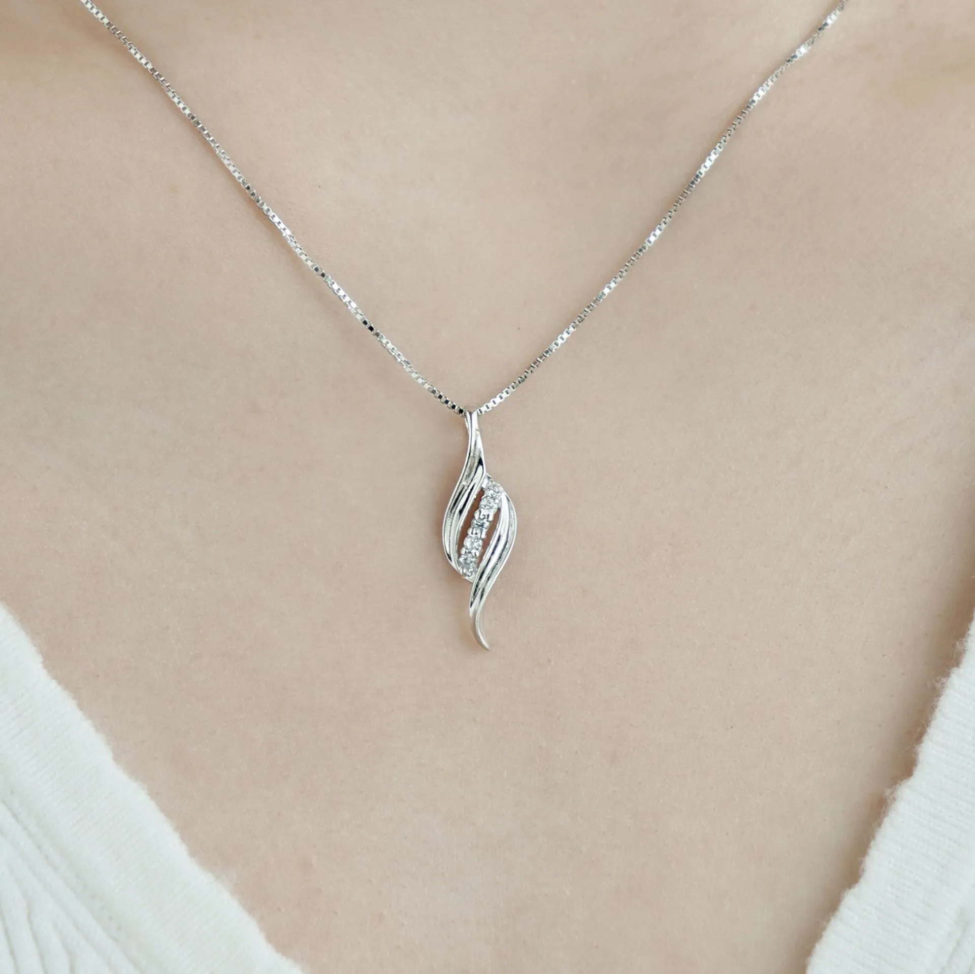 Women's 925 silver conch style clavicle chain necklace in white gold electroplate finish
