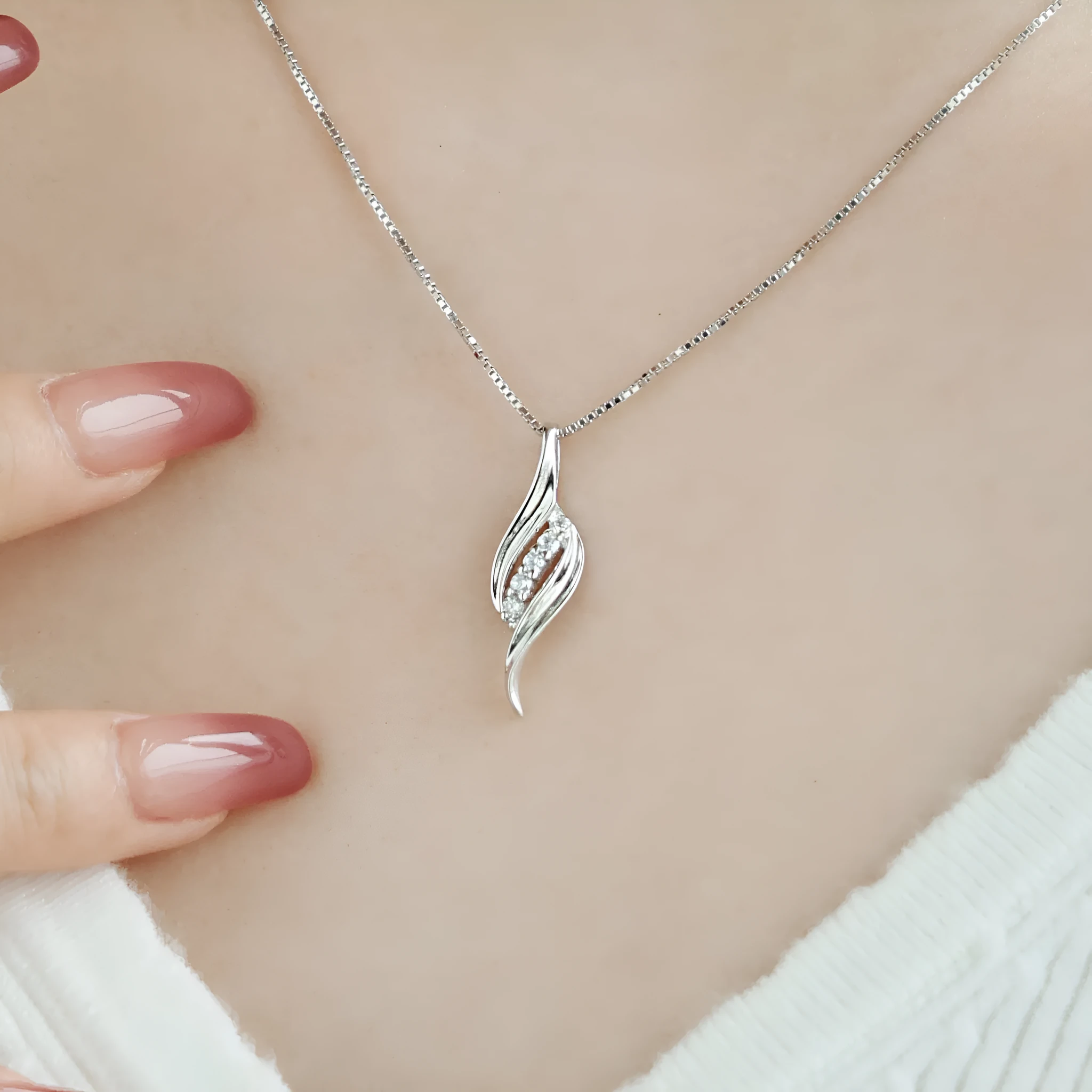 Women's 925 silver conch style clavicle chain necklace in white gold electroplate finish
