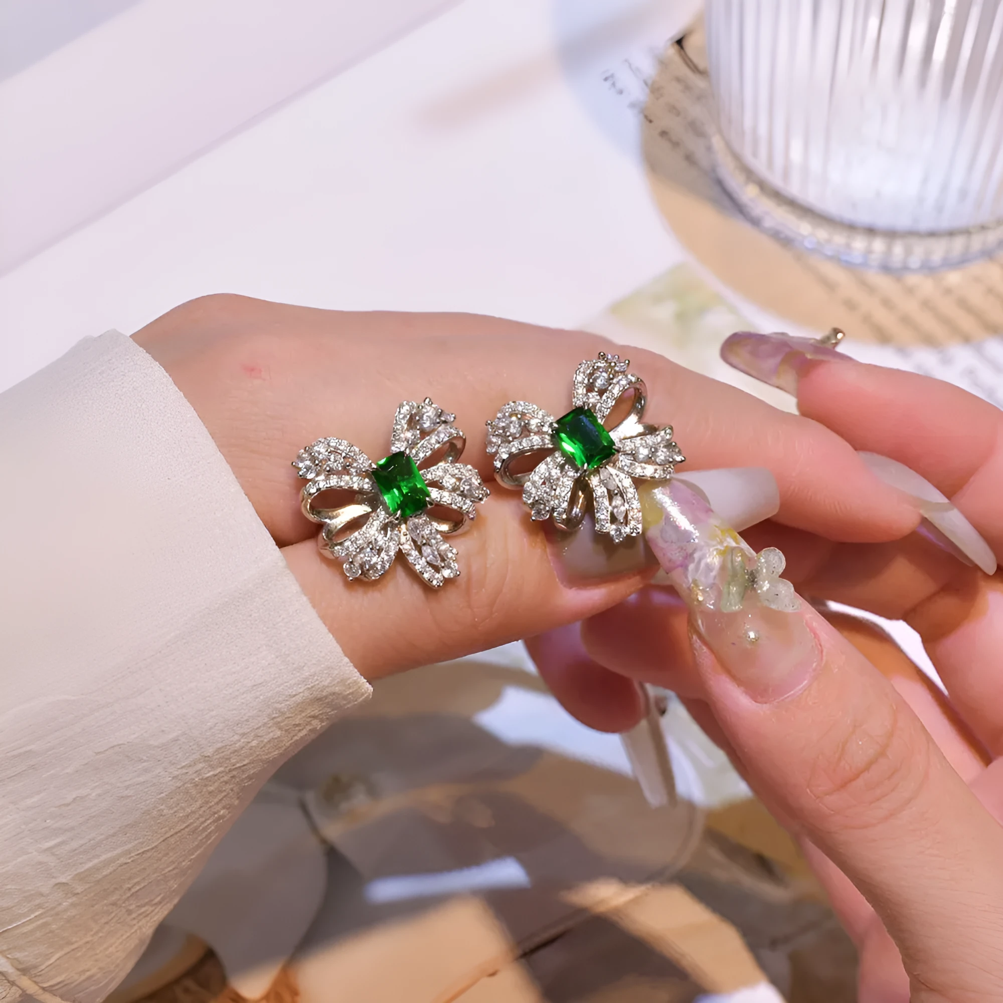 Sterling silver bow stud earrings with emerald-coloured high-carbon diamond mosaic for women, 925 silver