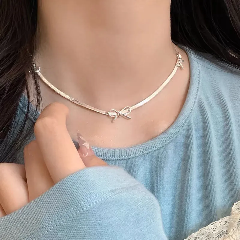 Titanium steel necklace with flower-shaped pearl pendant and adjustable chain