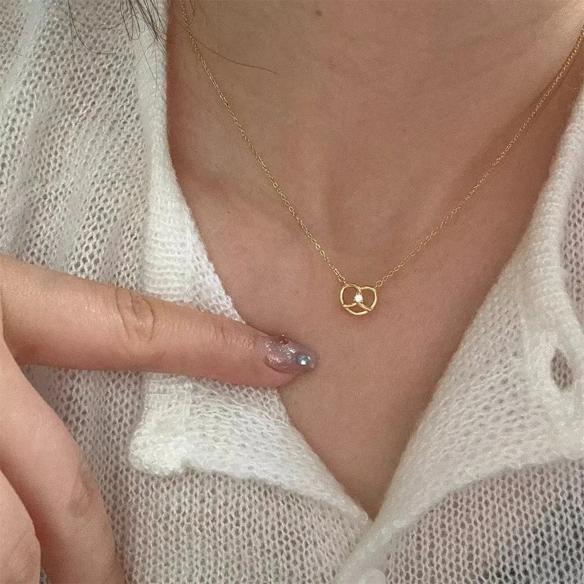 Titanium steel necklace with flower-shaped pearl pendant and adjustable chain