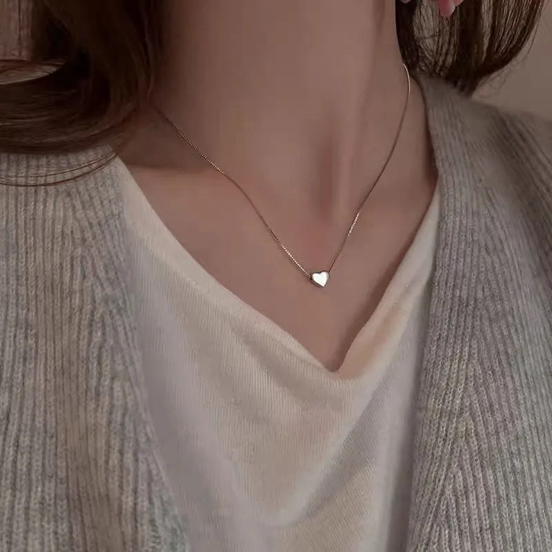 Titanium steel necklace with flower-shaped pearl pendant and adjustable chain