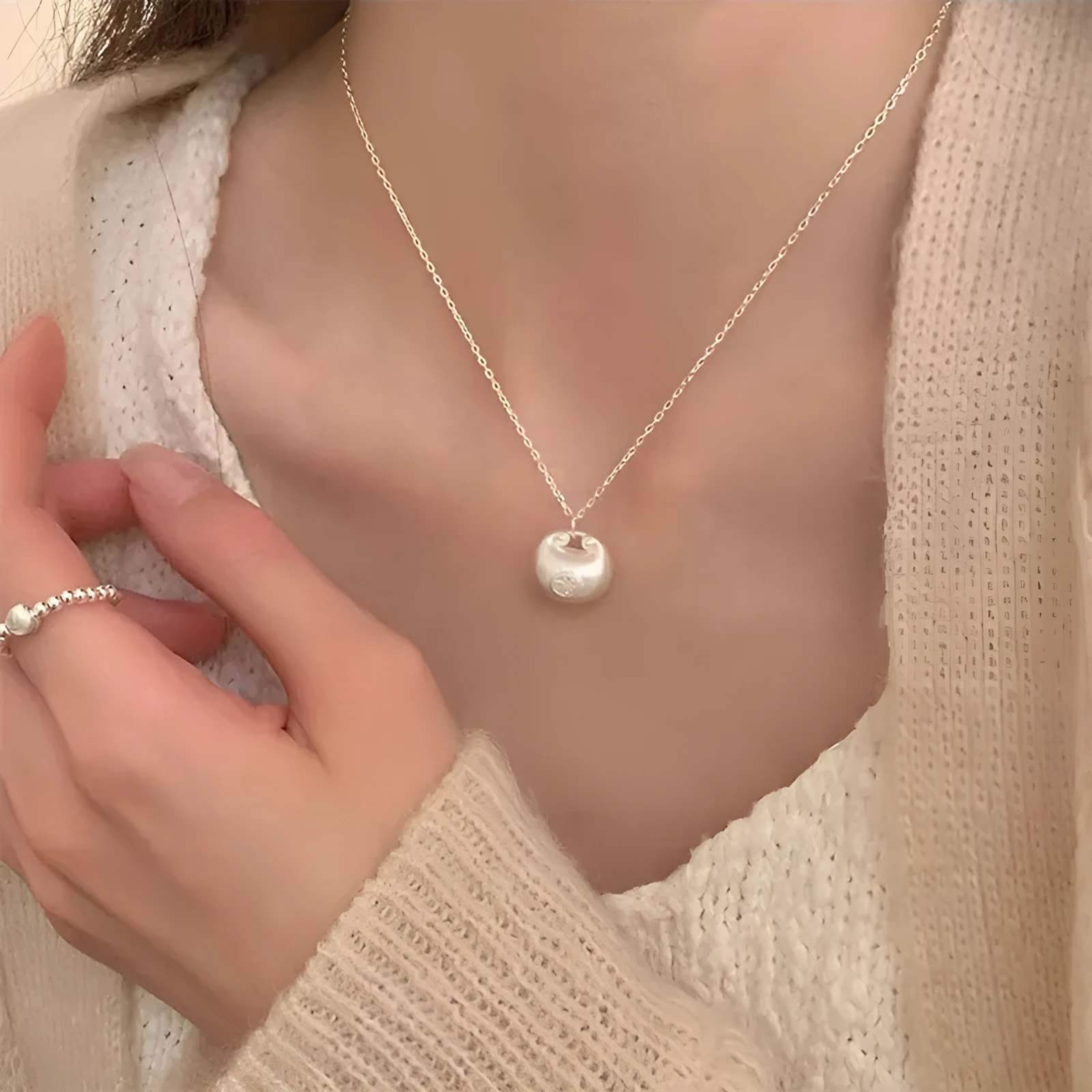 Titanium steel necklace with flower-shaped pearl pendant and adjustable chain