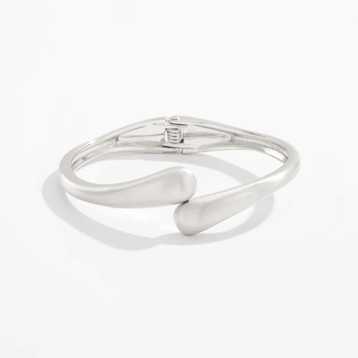 Metal alloy opening bracelet in matte or glossy finish with ellipse design element cold wind style