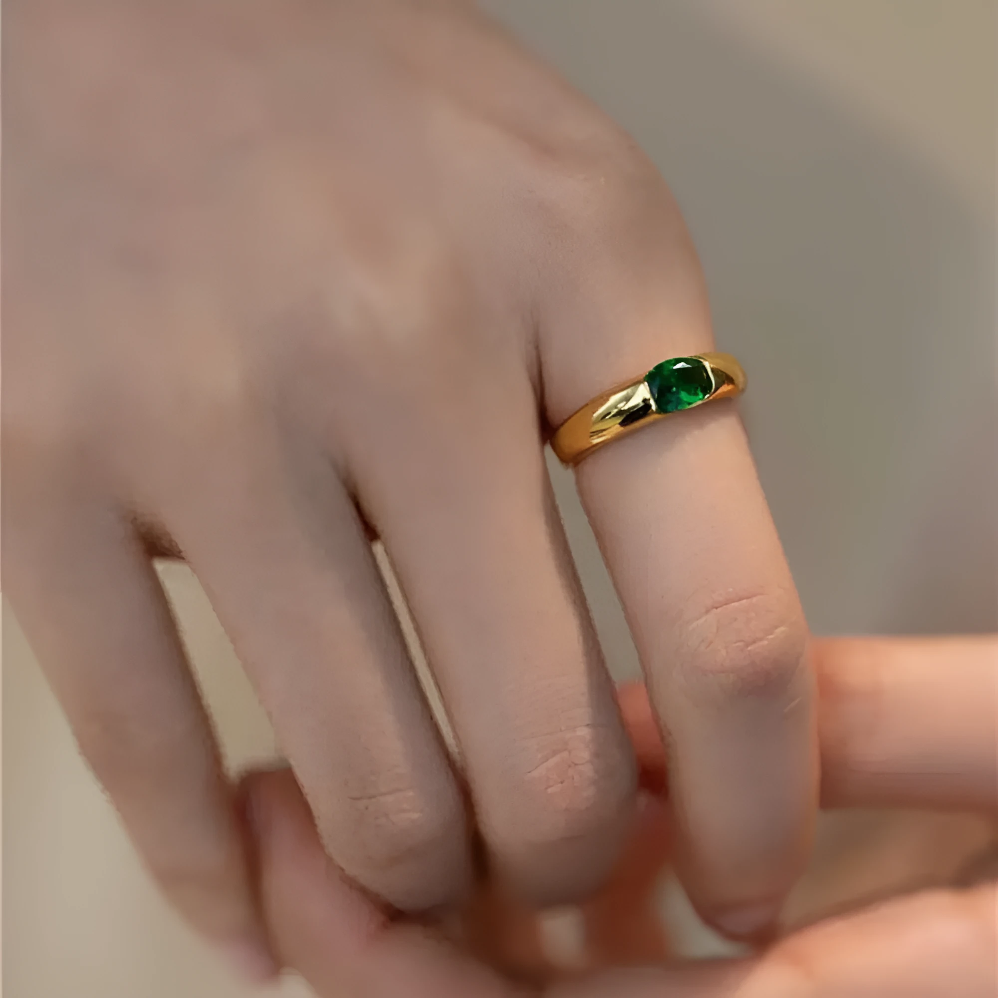 Retro simple glossy alloy ring in green and red, unisex, sizes No 6 to No 11, geometric sweet style