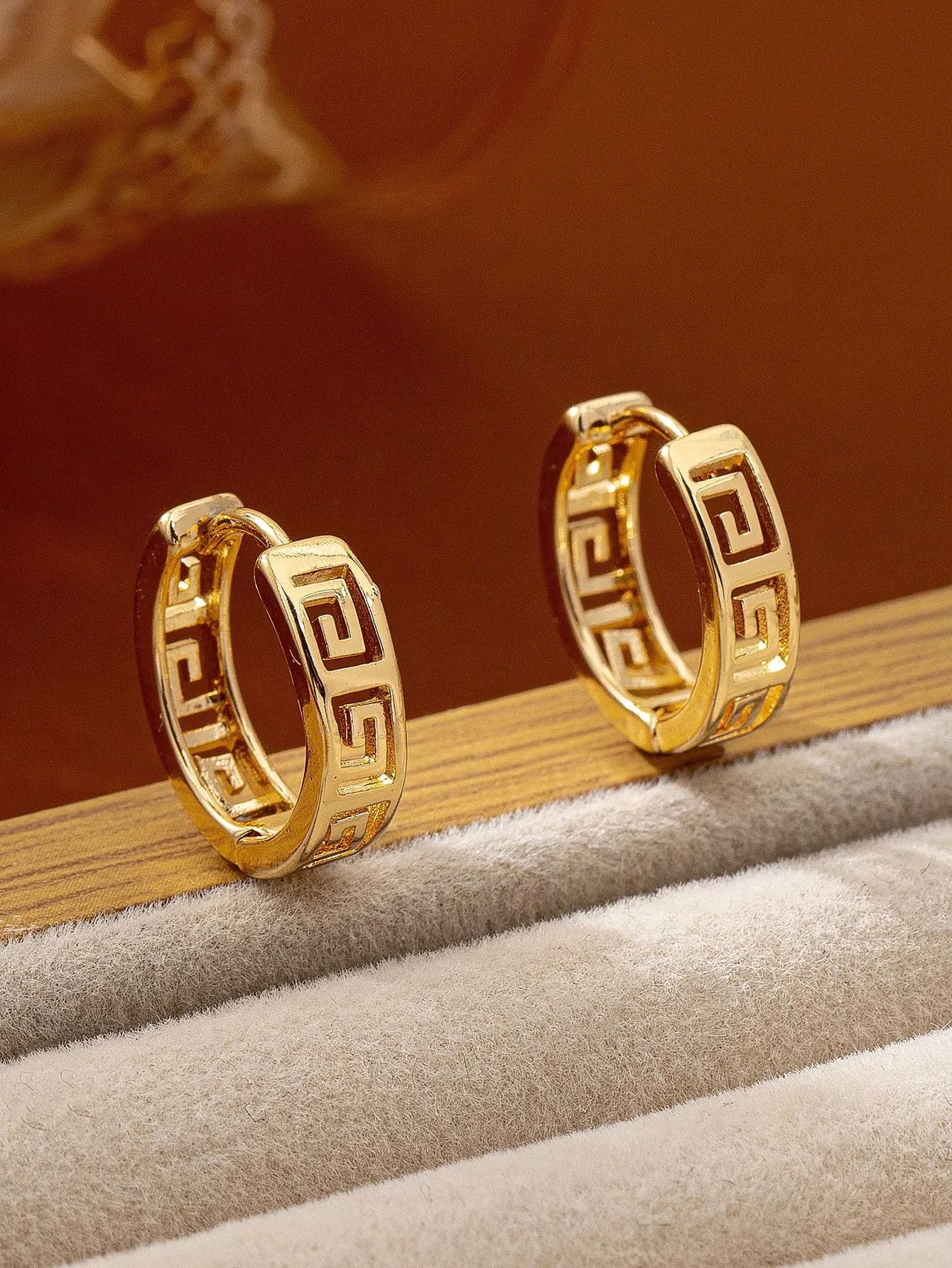 Retro ethnic style copper earrings with electroplated gold Great Wall pattern