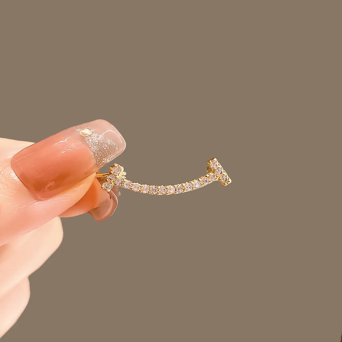 Alloy brooch in natural flower shape with electroplated finish, featuring adjustable and anti-exposure pin closure for women's coats and suits.
