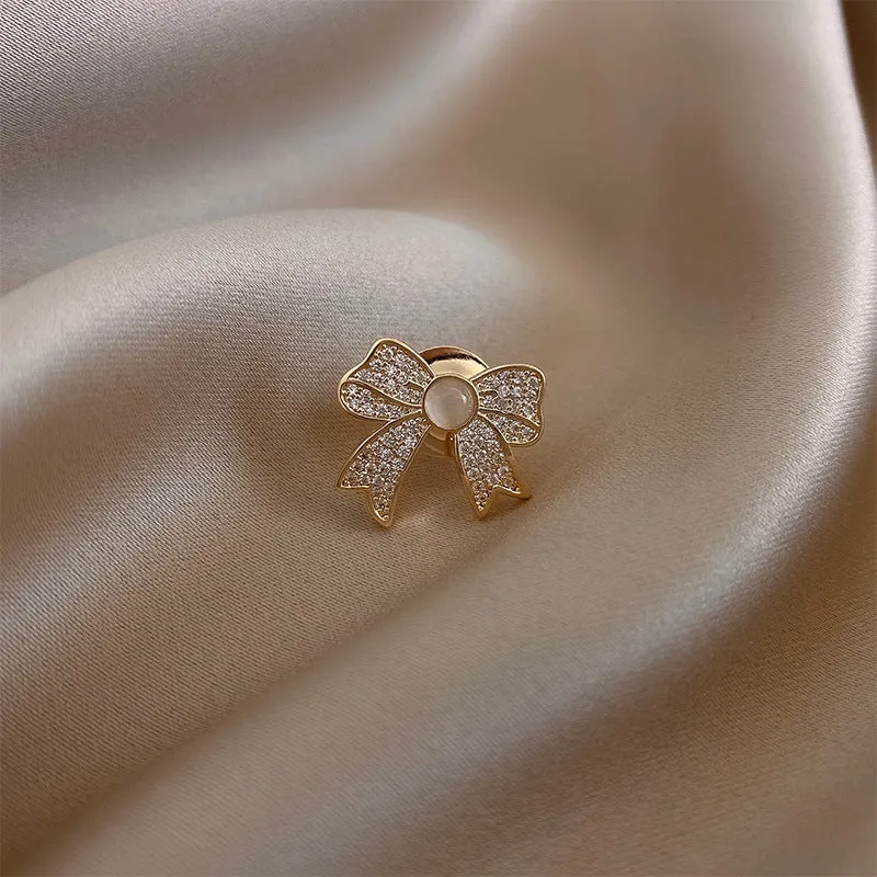 Alloy brooch in natural flower shape with electroplated finish, featuring adjustable and anti-exposure pin closure for women's coats and suits.