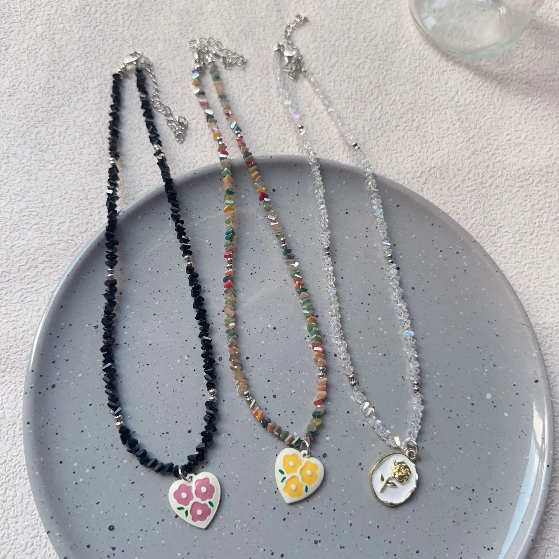 Handmade non-fading beaded necklace for women with plastic beads in picture colour, OL style