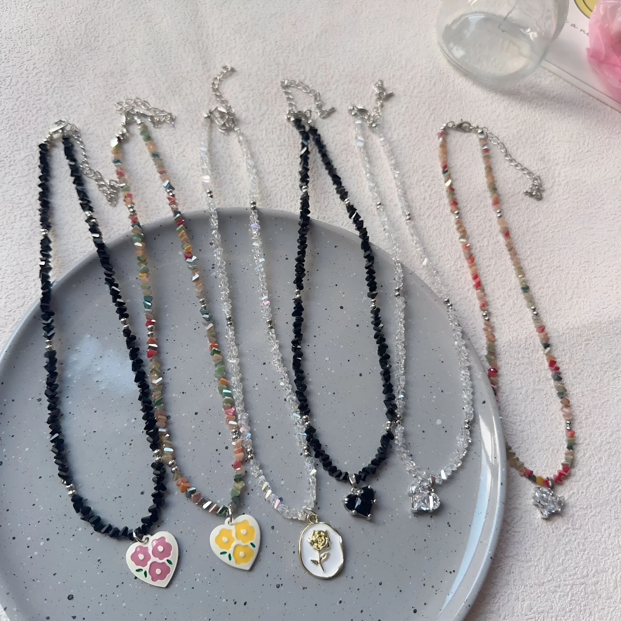 Handmade non-fading beaded necklace for women with plastic beads in picture colour, OL style