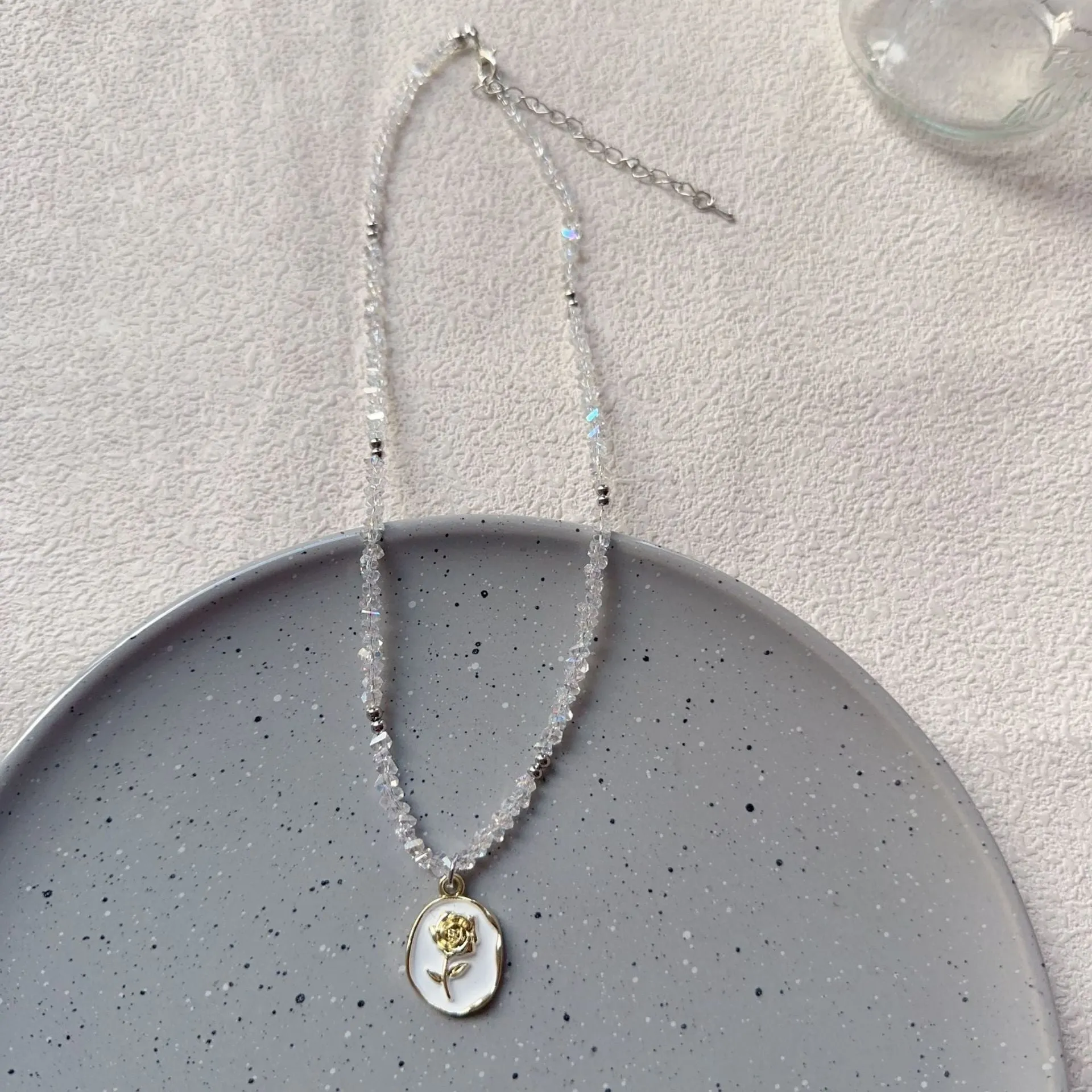 Handmade non-fading beaded necklace for women with plastic beads in picture colour, OL style