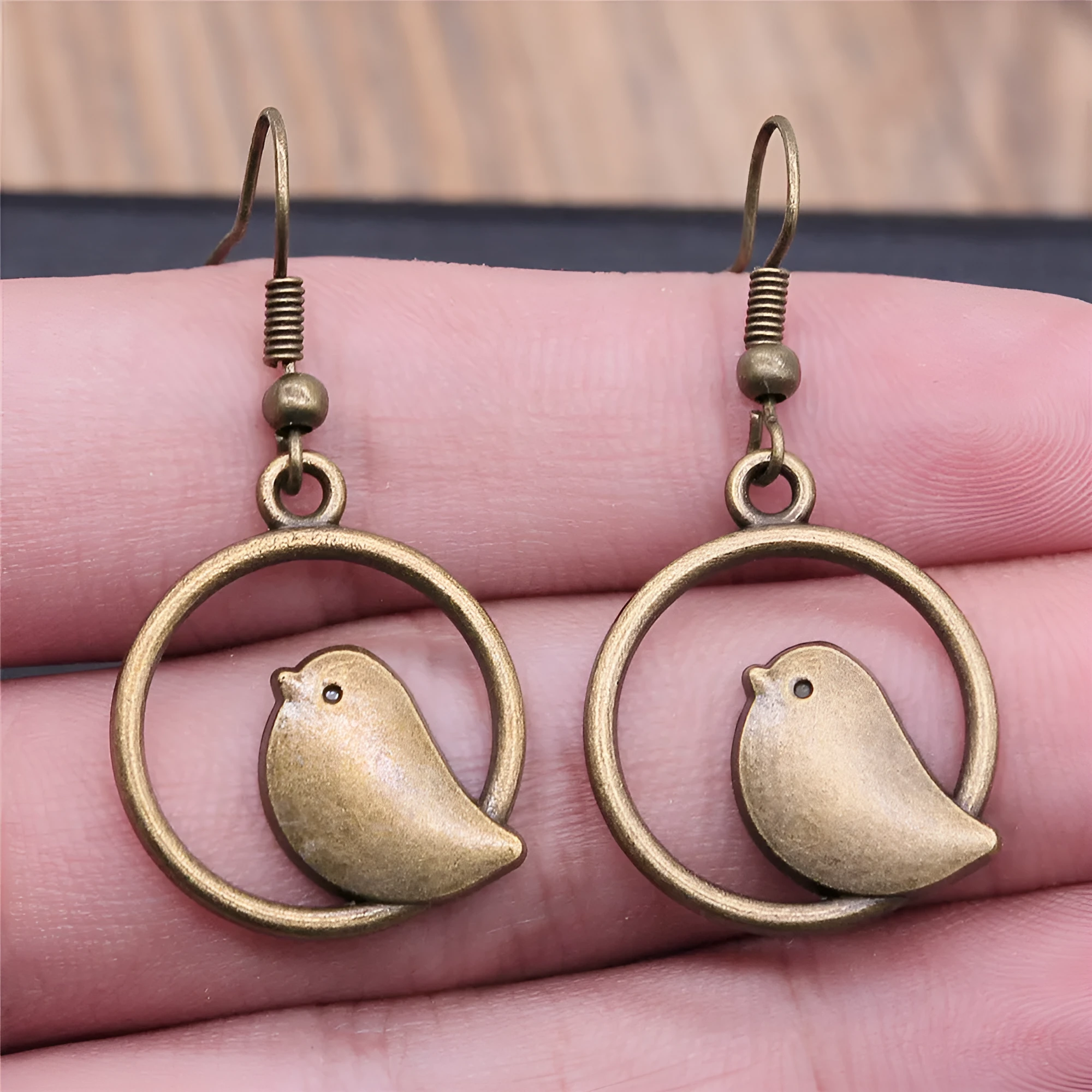Retro simple handmade ornament bird earrings in ancient silver with zinc alloy body and iron ear hooks