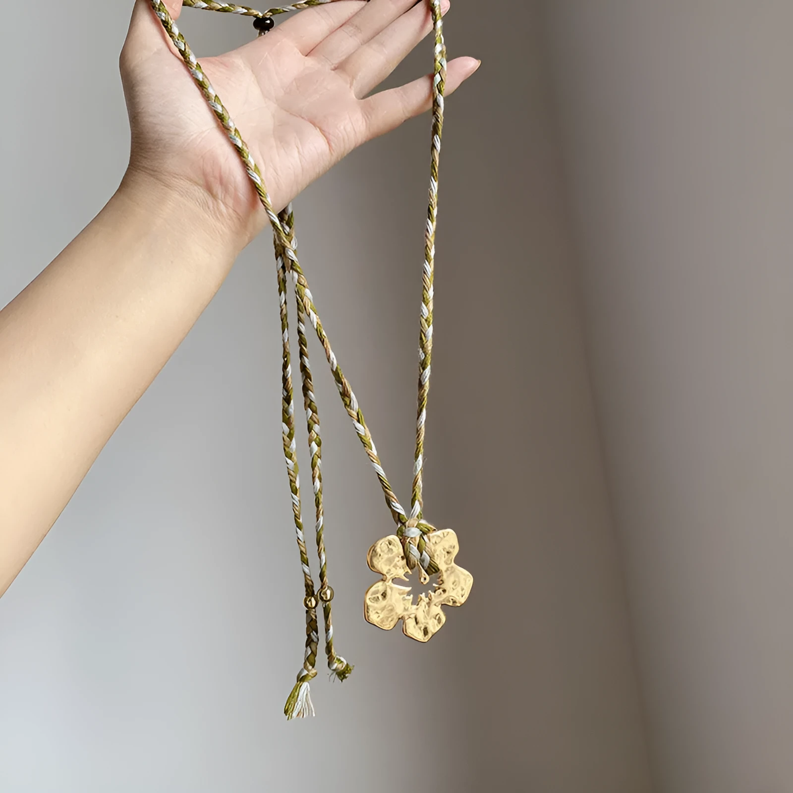 Gold hibiscus rosa-sinensis resin pendant necklace with artificial crystal bow on alloy chain for ladies