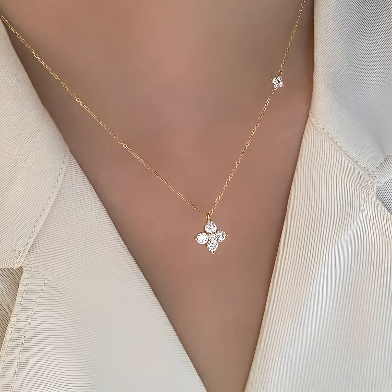 Silver clover clavicle chain necklace with O-ring chain and flower pendant on white background