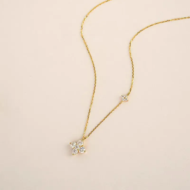 Silver clover clavicle chain necklace with O-ring chain and flower pendant on white background