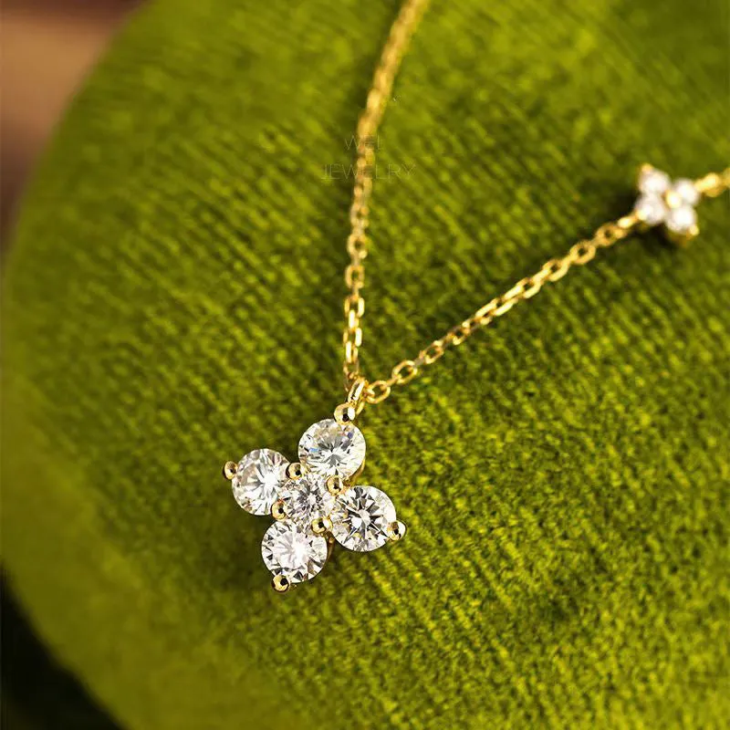Silver clover clavicle chain necklace with O-ring chain and flower pendant on white background
