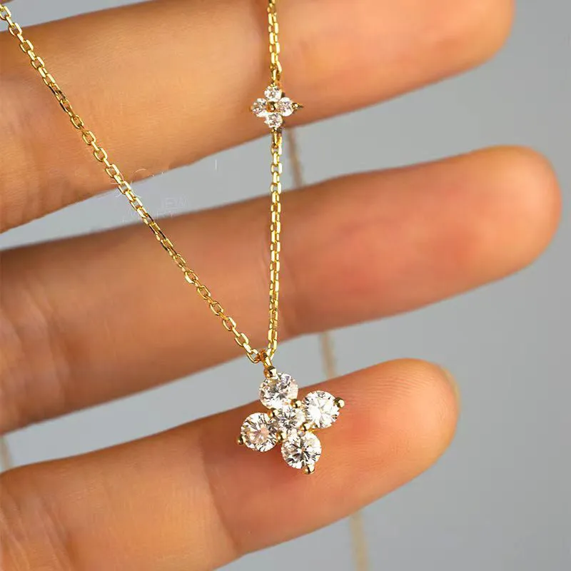 Silver clover clavicle chain necklace with O-ring chain and flower pendant on white background