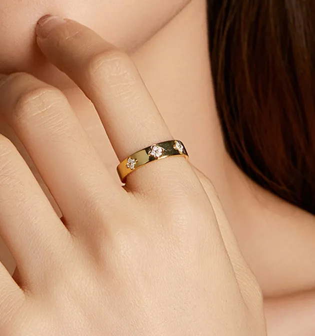 Gold plated sterling silver moissanite wedding ring on finger simple style
