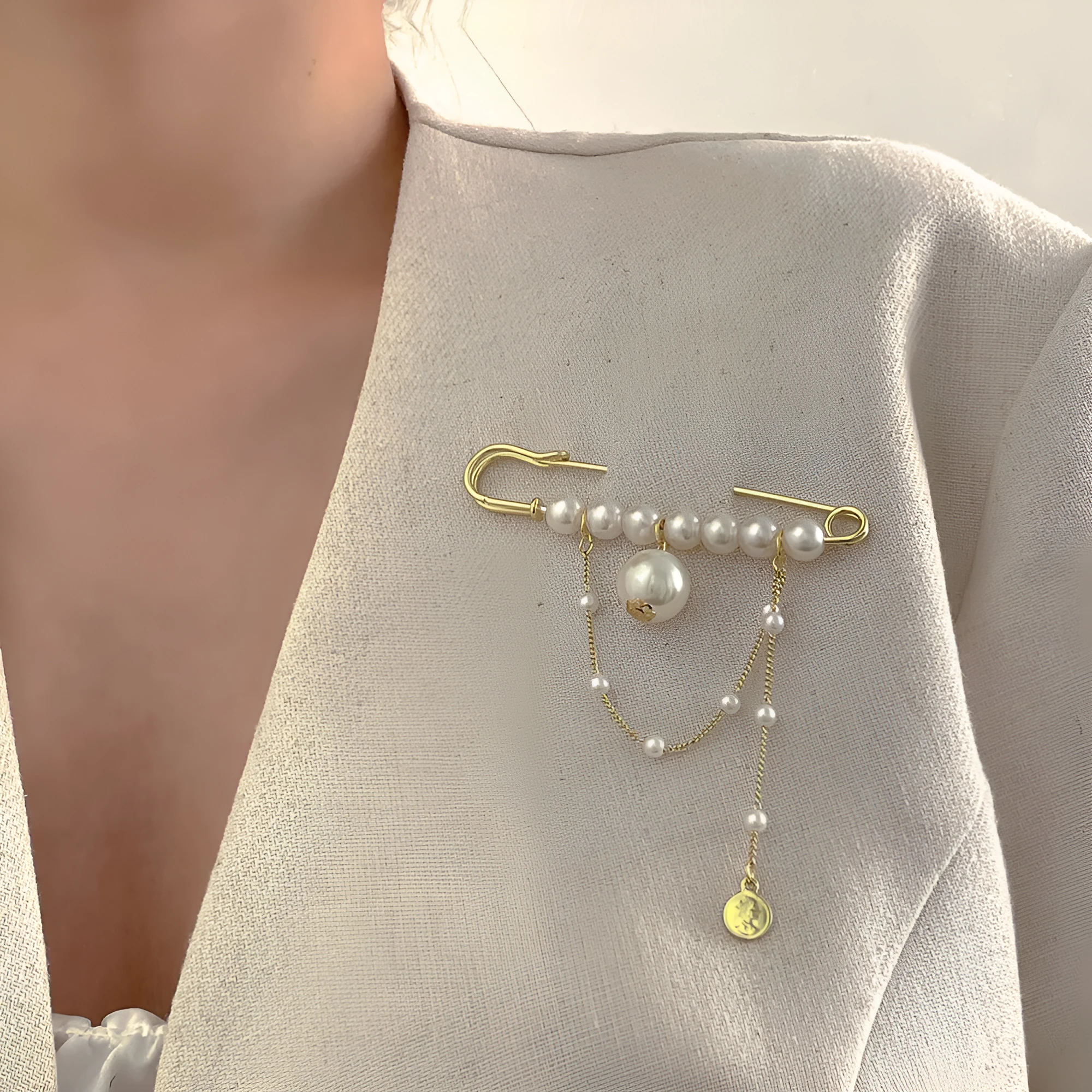 Ins Style Retro stick pearl brooch on metal base, unisex decorative pin with electroplated finish