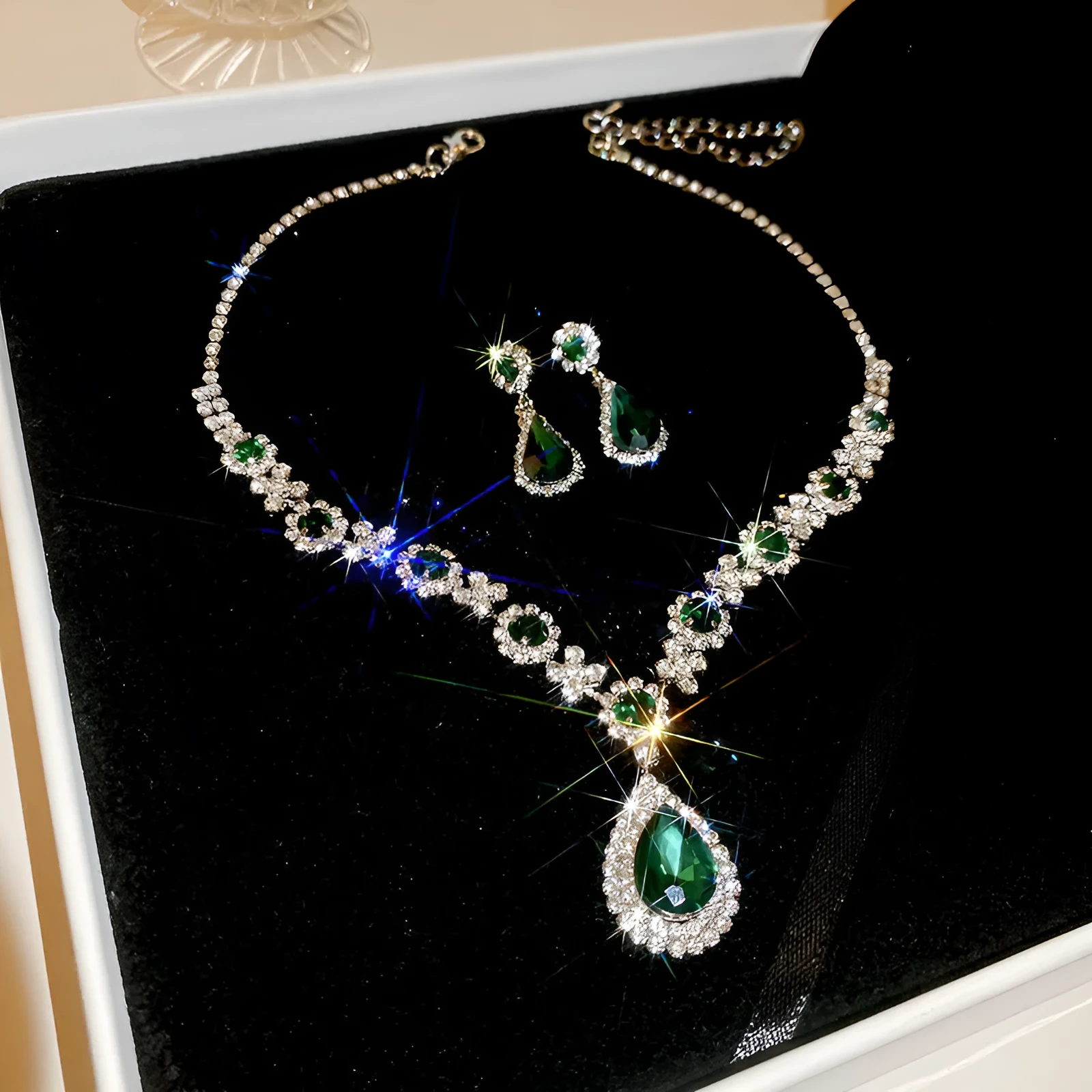 Alloy pendant clavicle chain necklace and earrings set in gold suit with love heart pendant