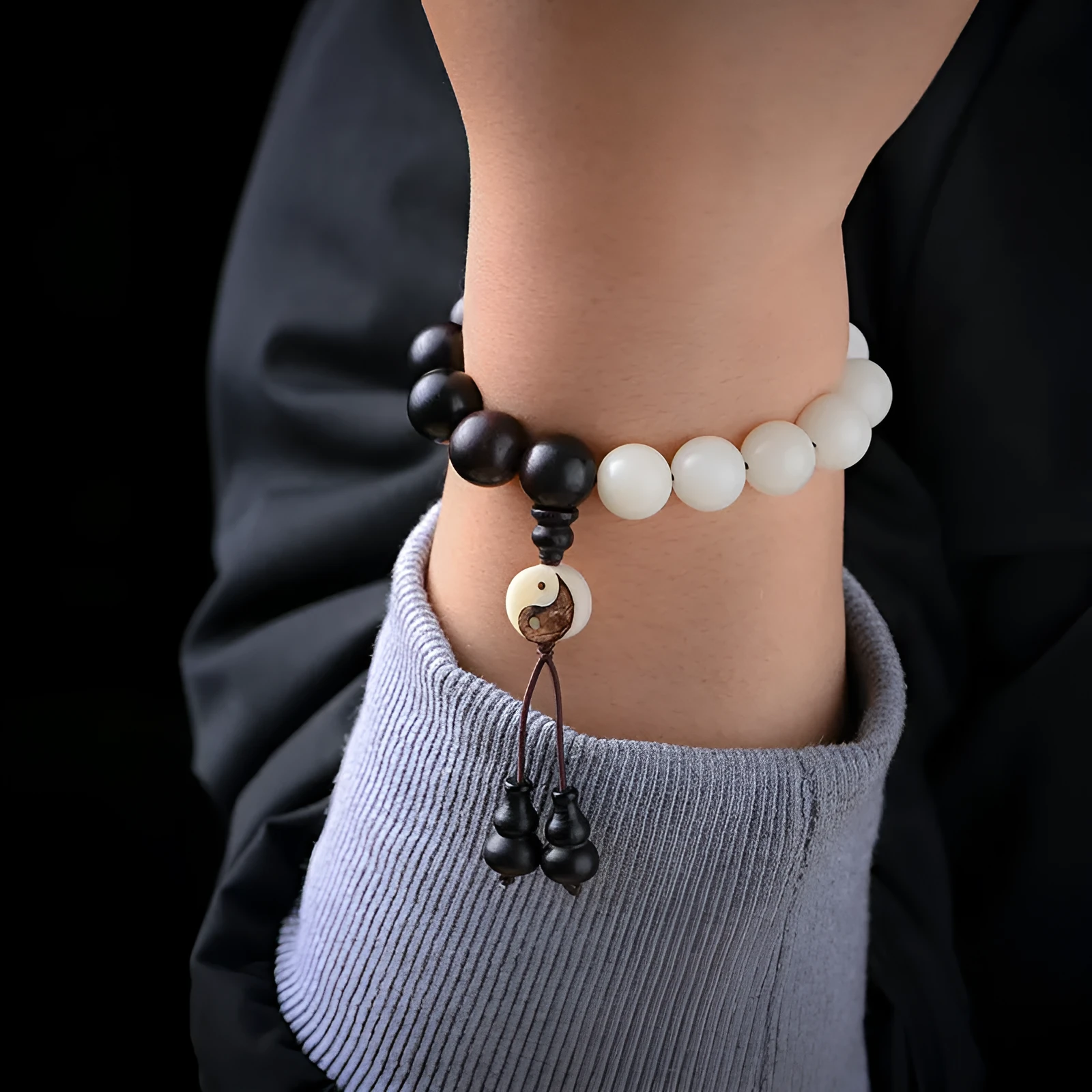 White and blackwood bead bracelet in eight-diagram pattern with natural bodhi seeds