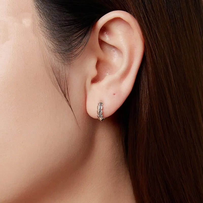 S925 sterling silver loving heart splicing ear clip with polished finish on white background