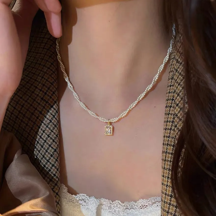 Unisex magnetic sweater necklace with mother pearl shellfish pendant and organic glass setting on electroplated chain, available in multiple colours