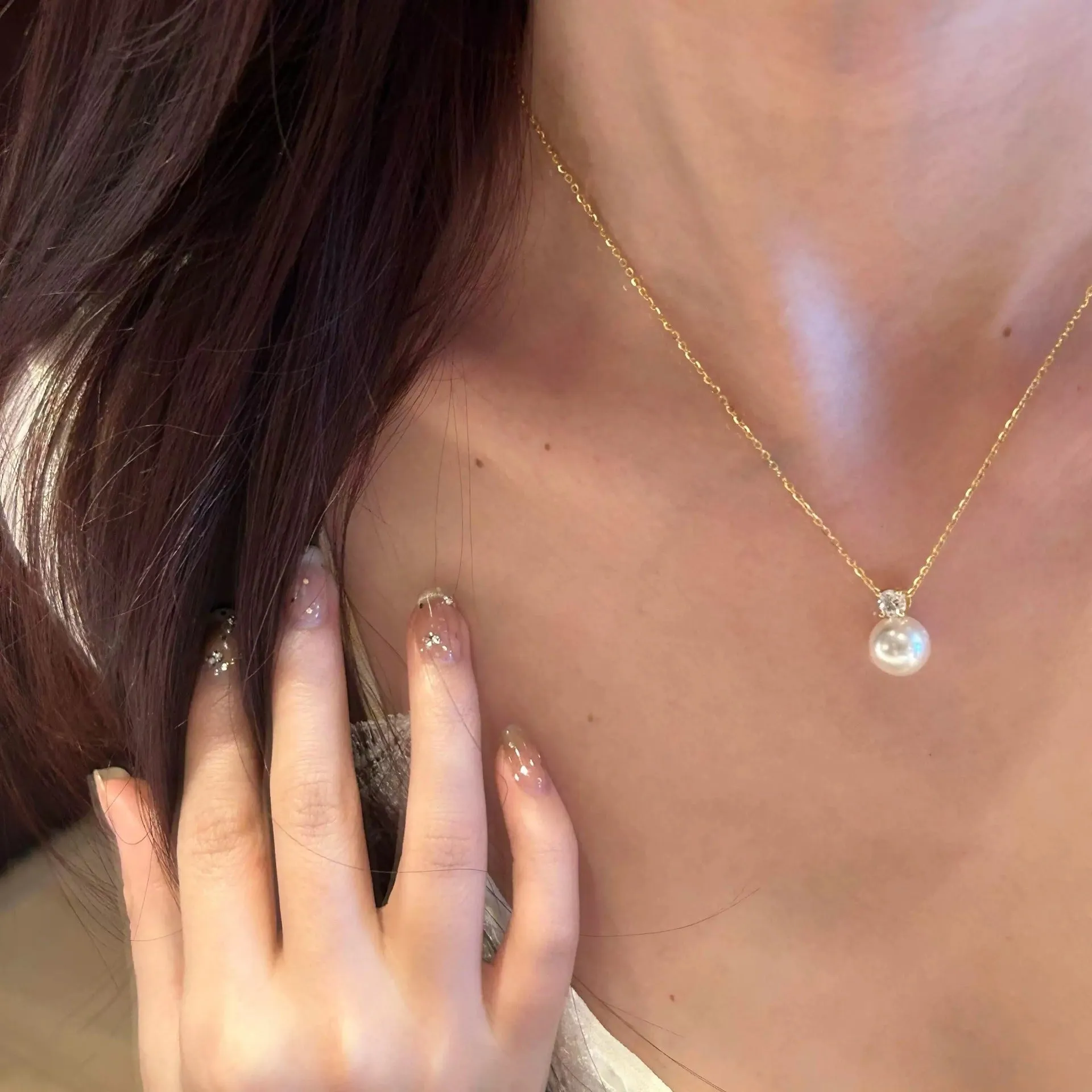 Unisex magnetic sweater necklace with mother pearl shellfish pendant and organic glass setting on electroplated chain, available in multiple colours