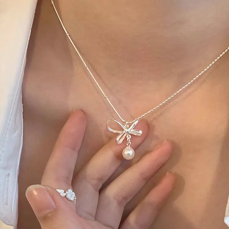 Unisex magnetic sweater necklace with mother pearl shellfish pendant and organic glass setting on electroplated chain, available in multiple colours