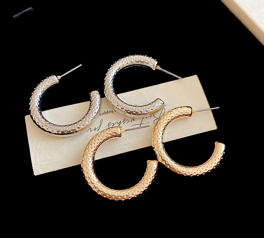 Silver Needle geometric C-shaped fold earrings for women in silver electroplated metal, 30mm diameter