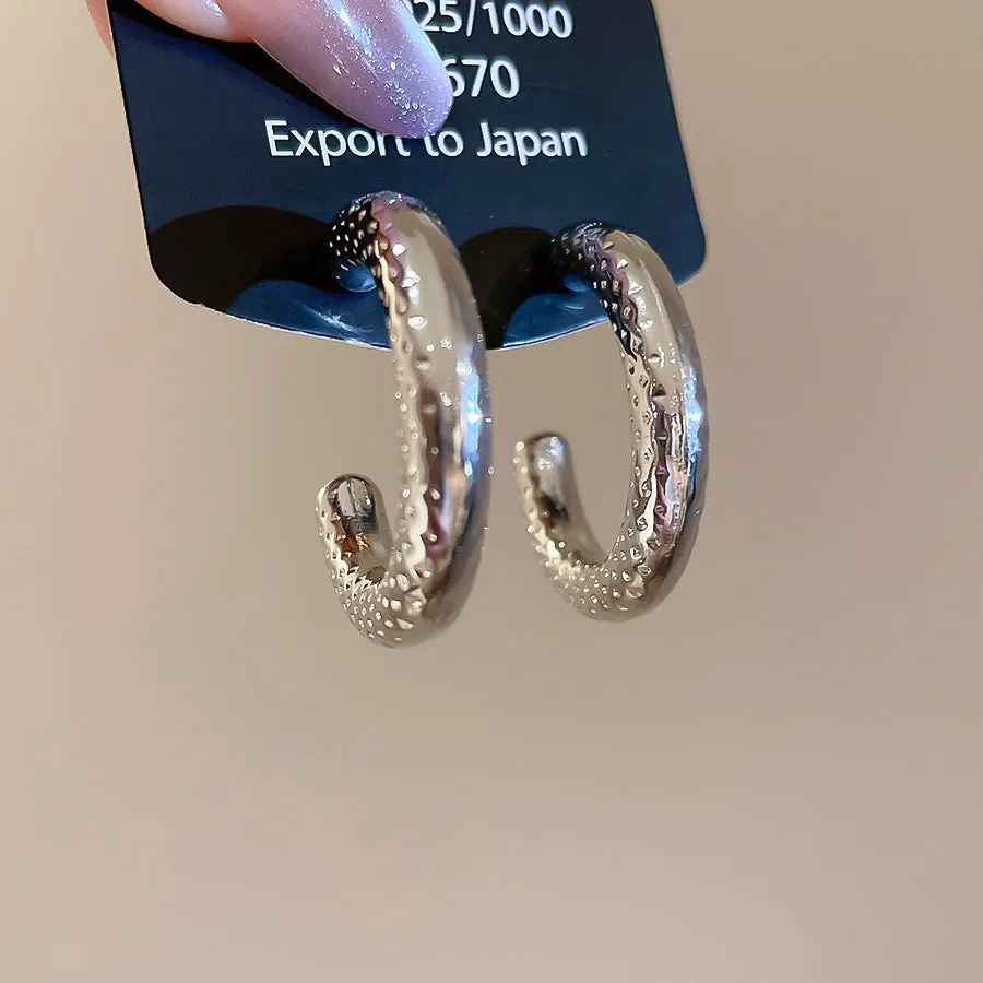 Silver Needle geometric C-shaped fold earrings for women in silver electroplated metal, 30mm diameter