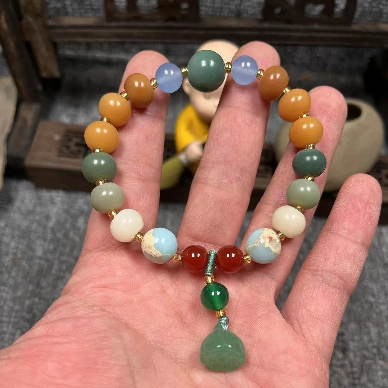 Carved bodhi root and white jade pumpkin lotus beads bracelet with cat's paw pendant.