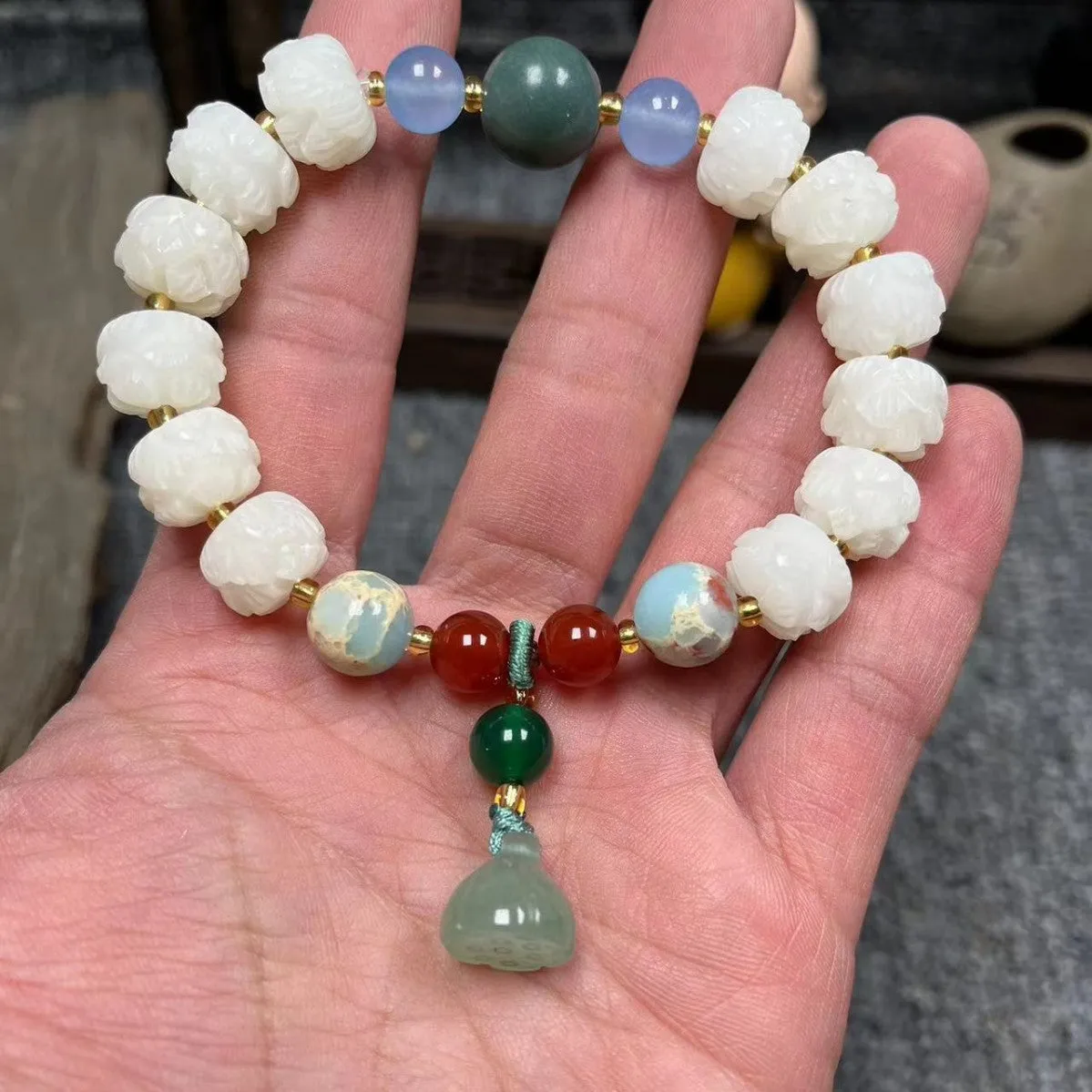 Carved bodhi root and white jade pumpkin lotus beads bracelet with cat's paw pendant.
