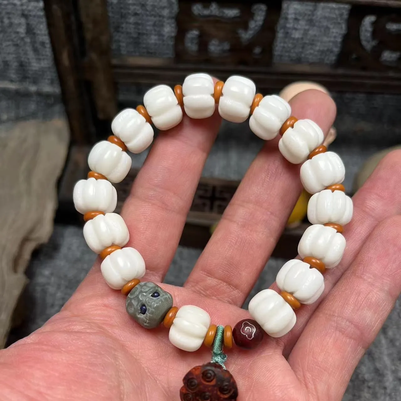 Carved bodhi root and white jade pumpkin lotus beads bracelet with cat's paw pendant.