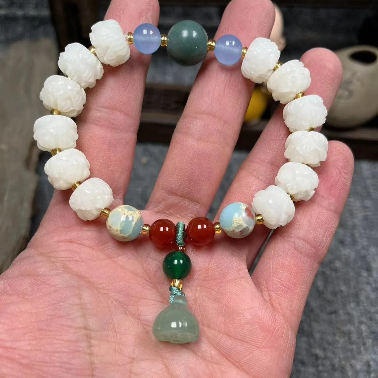 Carved bodhi root and white jade pumpkin lotus beads bracelet with cat's paw pendant.