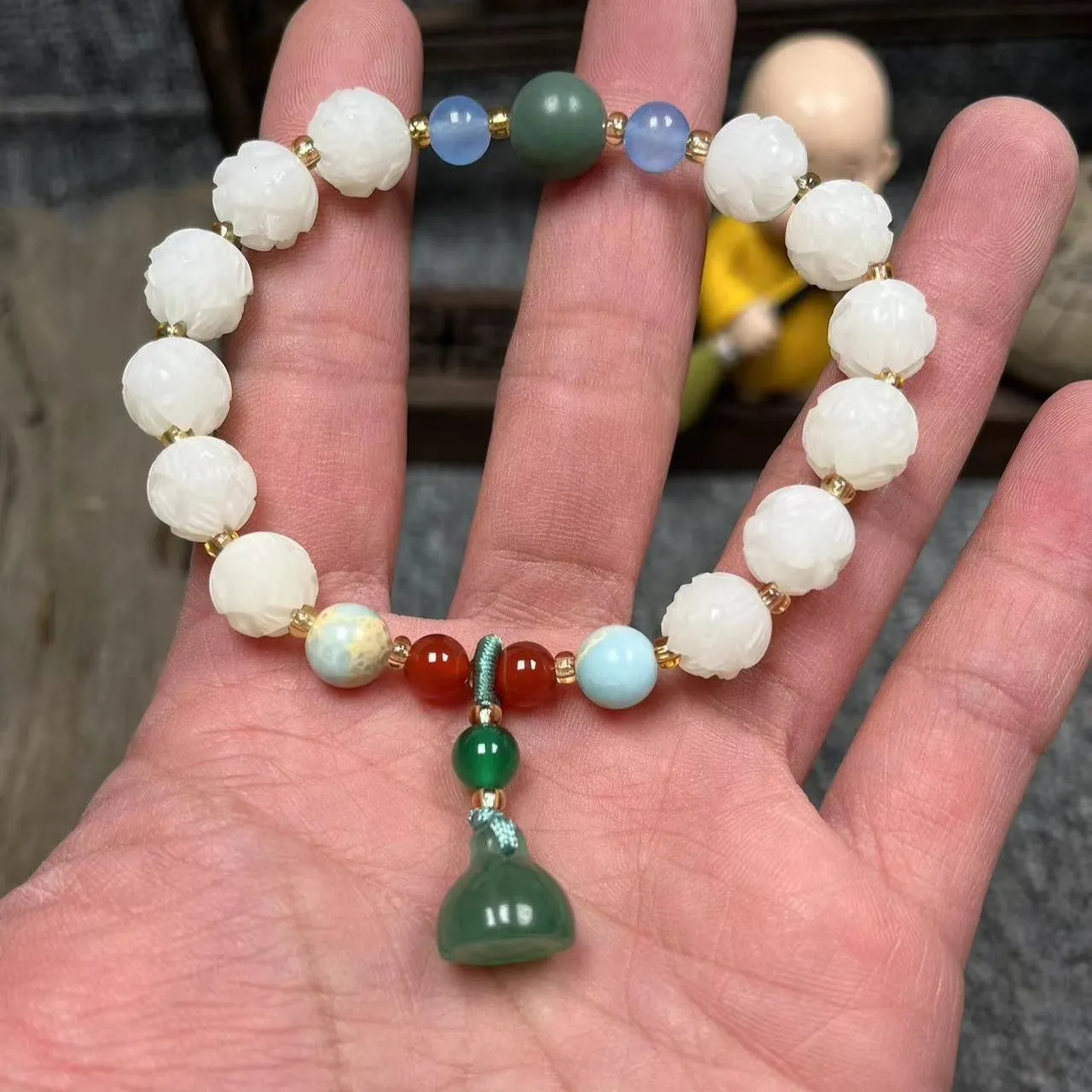 Carved bodhi root and white jade pumpkin lotus beads bracelet with cat's paw pendant.