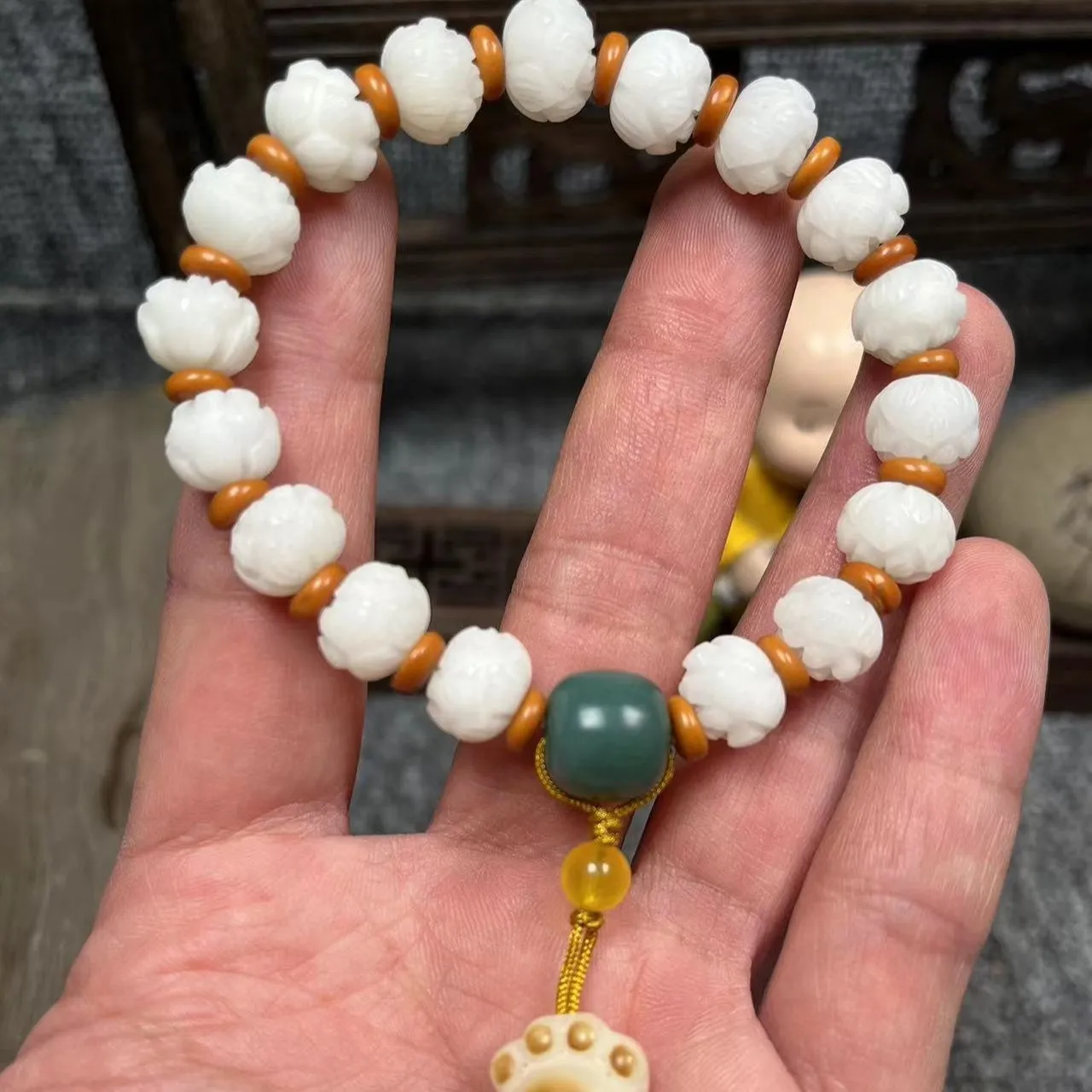 Carved bodhi root and white jade pumpkin lotus beads bracelet with cat's paw pendant.