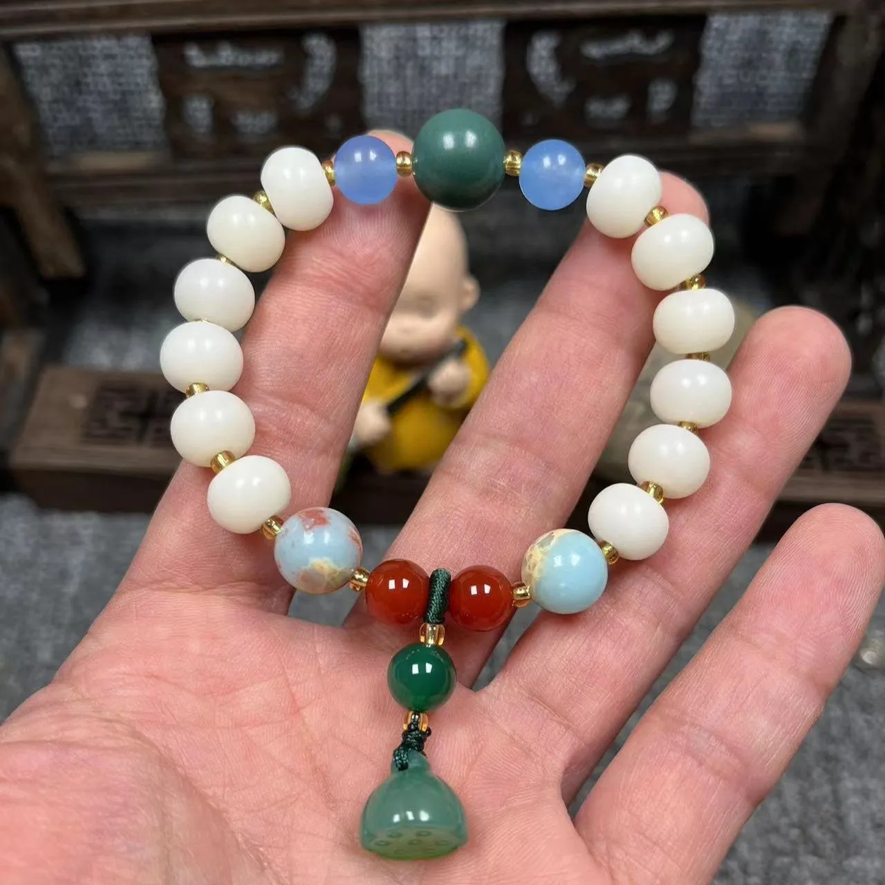 Carved bodhi root and white jade pumpkin lotus beads bracelet with cat's paw pendant.
