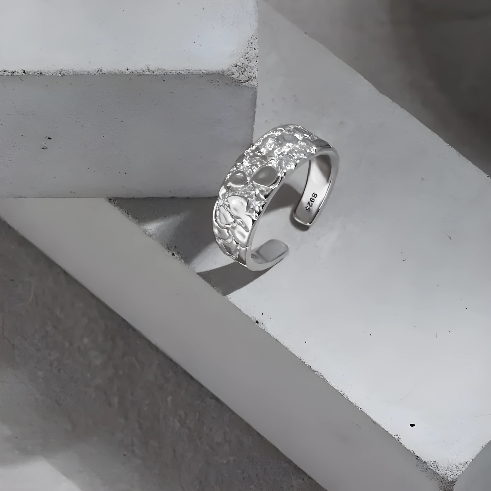Adjustable opening S925 silver ring with hammered texture in white gold colour