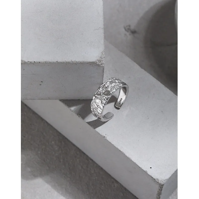 Adjustable opening S925 silver ring with hammered texture in white gold colour