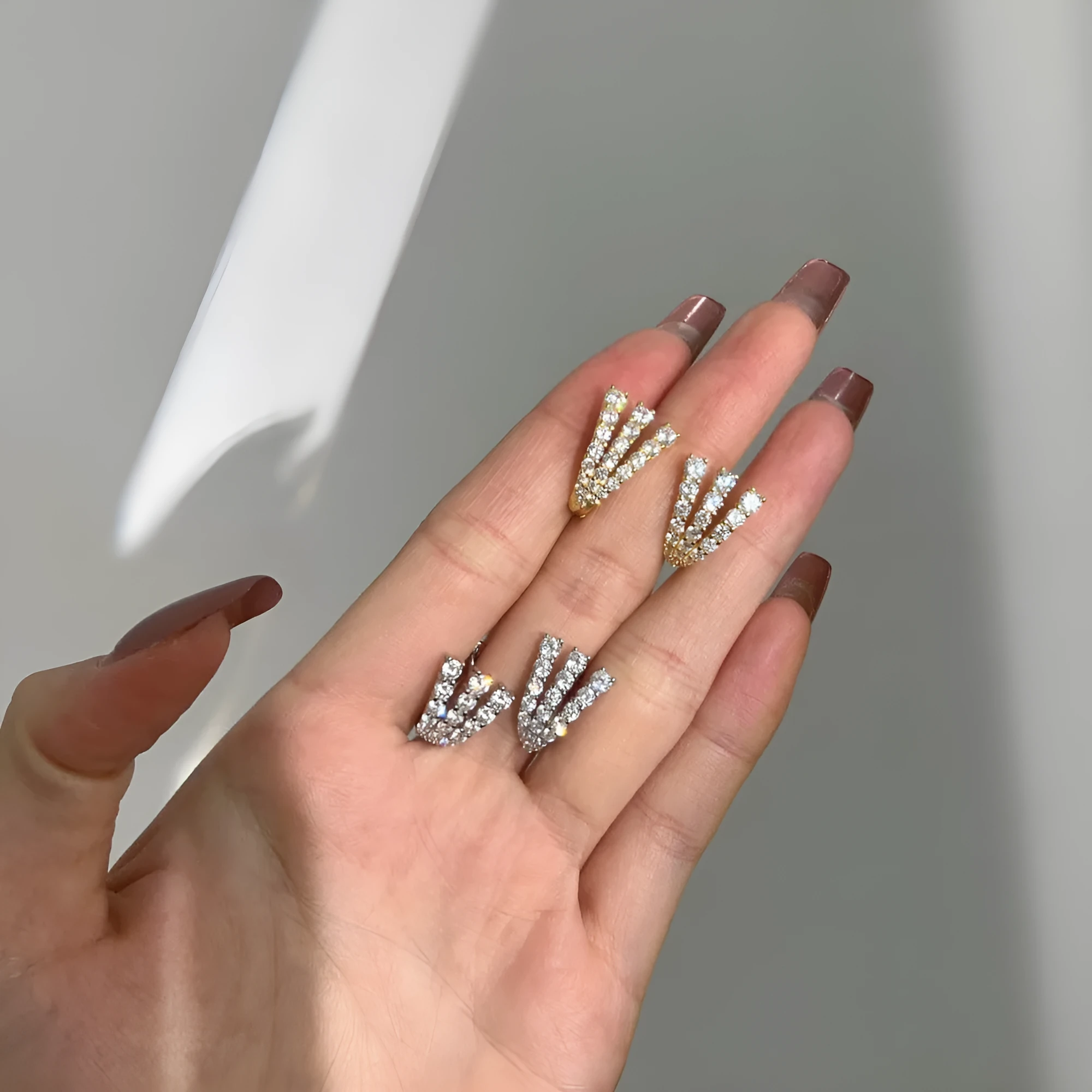 925 silver three-claw stud earrings 13.7 x 17.6mm platinum electroplated finish for women