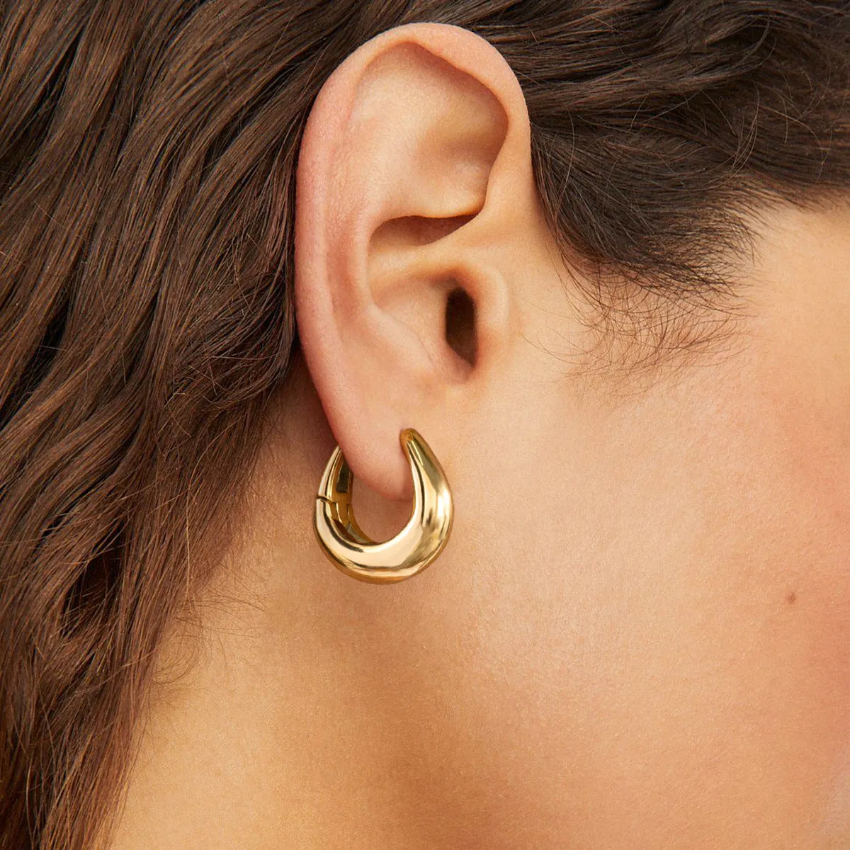 18K gold titanium steel geometric ellipse ear clip for women, light luxury style, on a model