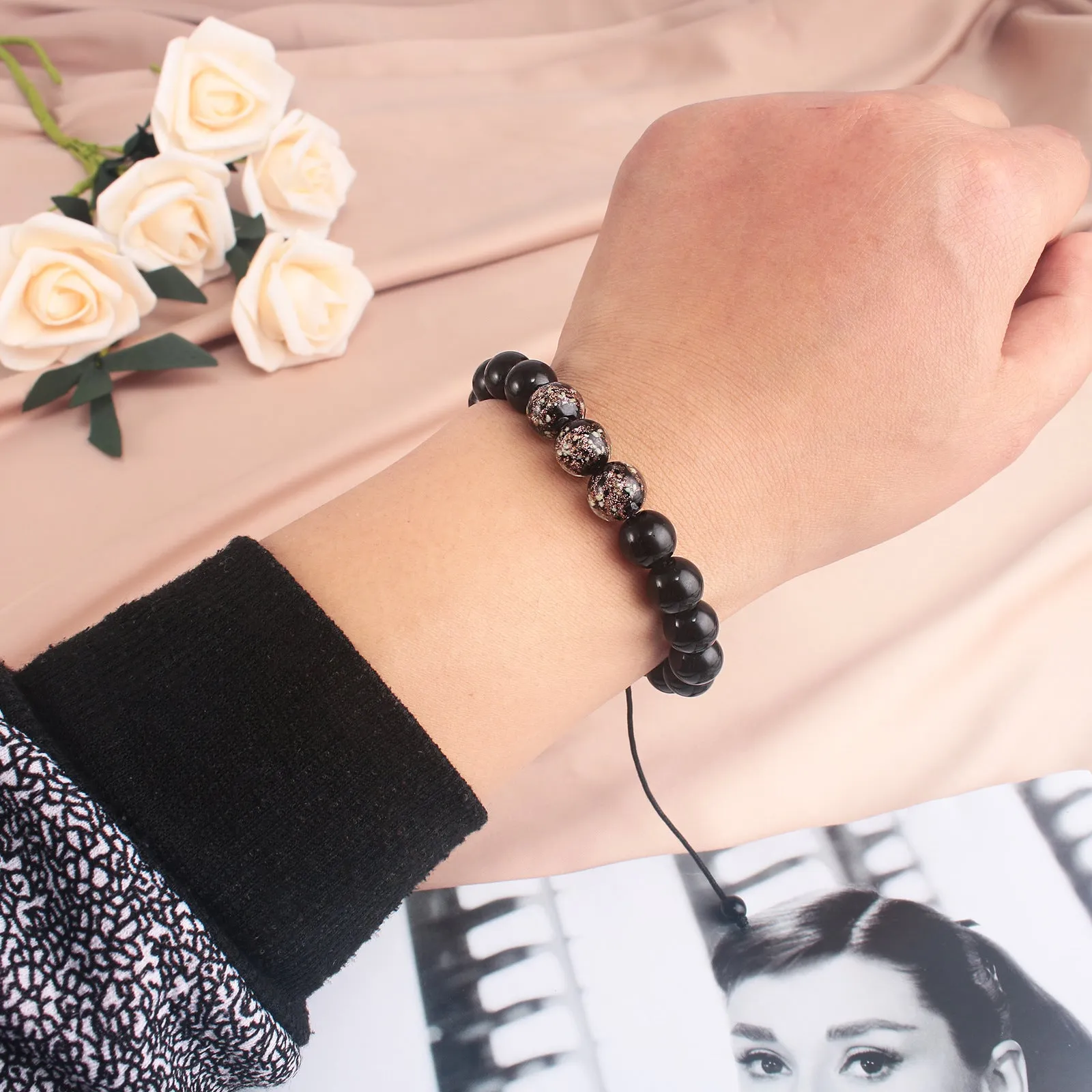 Adjustable luminous bracelet with coloured glass geometry beads in six colour options